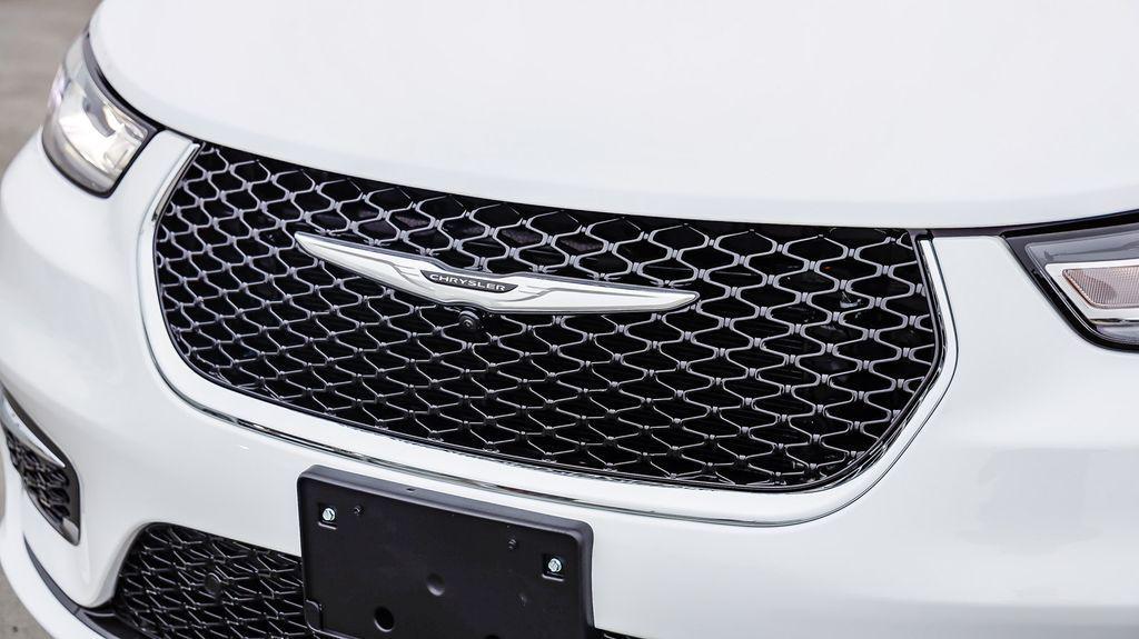 new 2025 Chrysler Pacifica Hybrid car, priced at $40,505