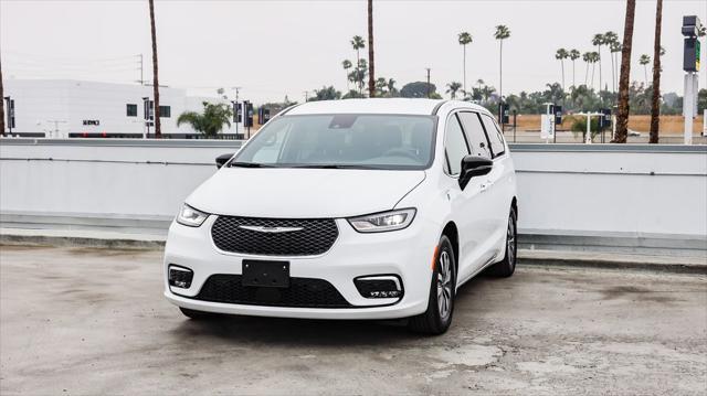 new 2025 Chrysler Pacifica Hybrid car, priced at $38,806