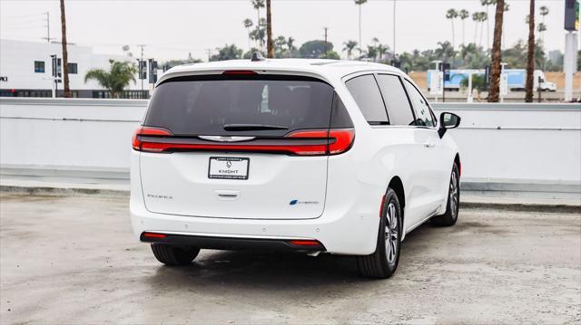 new 2025 Chrysler Pacifica Hybrid car, priced at $38,806