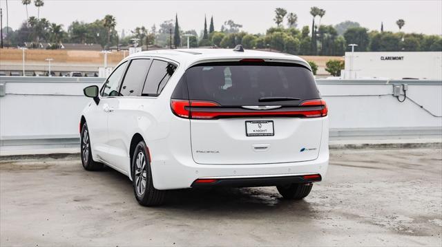 new 2025 Chrysler Pacifica Hybrid car, priced at $38,806