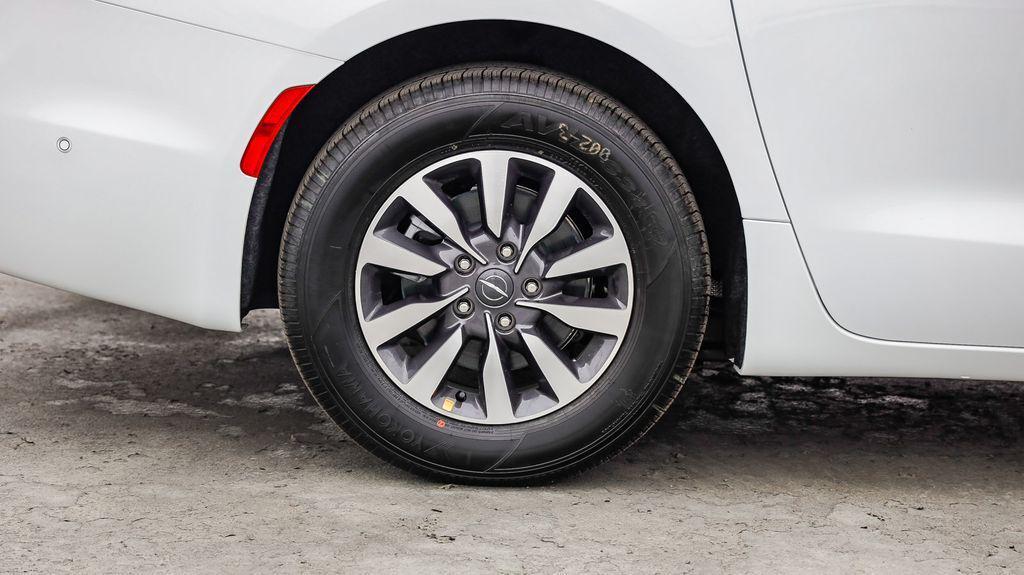 new 2025 Chrysler Pacifica Hybrid car, priced at $40,505