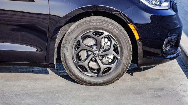 new 2025 Chrysler Pacifica Hybrid car, priced at $41,080