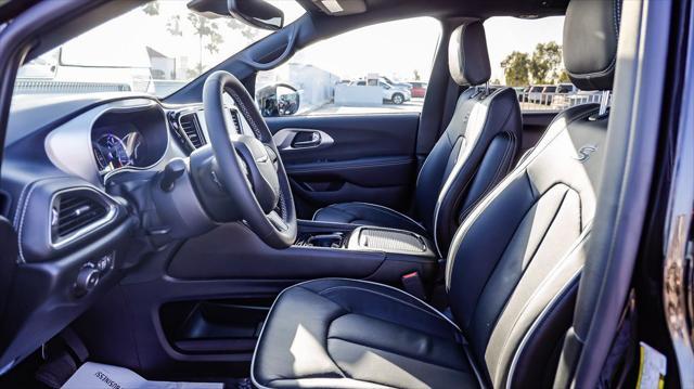 new 2025 Chrysler Pacifica Hybrid car, priced at $41,080