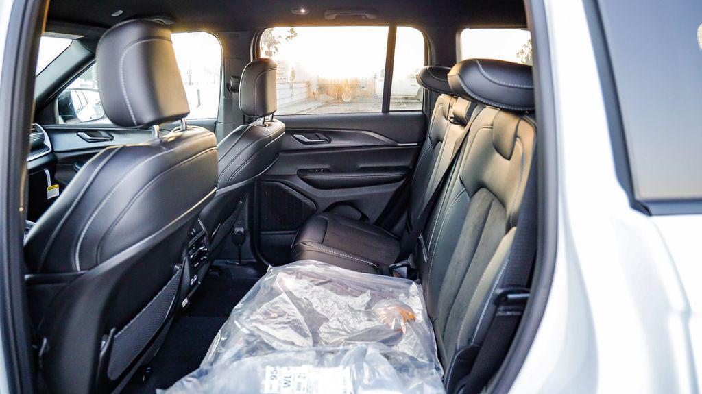 new 2025 Jeep Grand Cherokee car, priced at $35,124