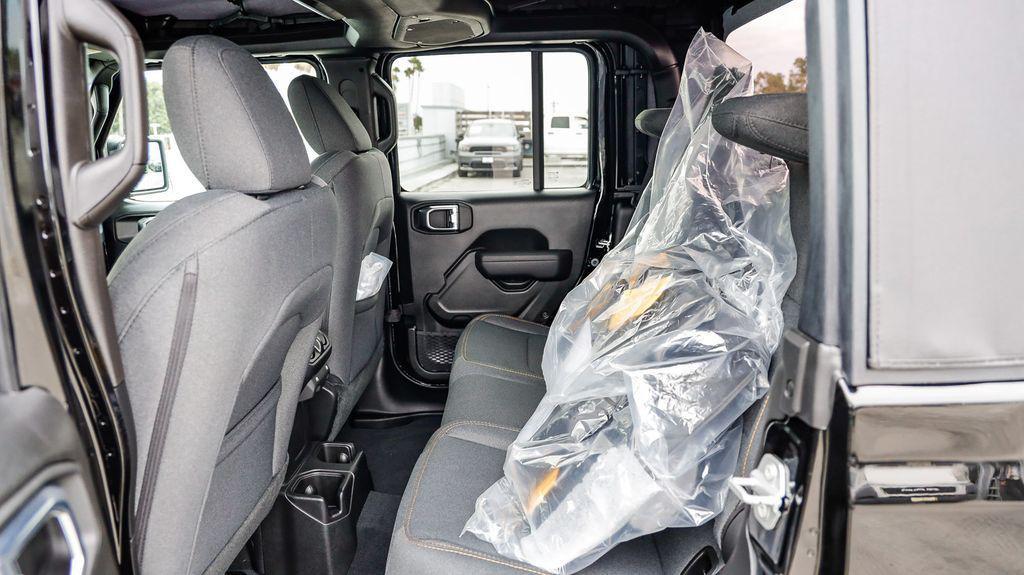 new 2025 Jeep Gladiator car, priced at $41,204