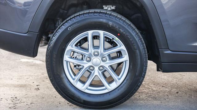 new 2025 Jeep Grand Cherokee car, priced at $33,490