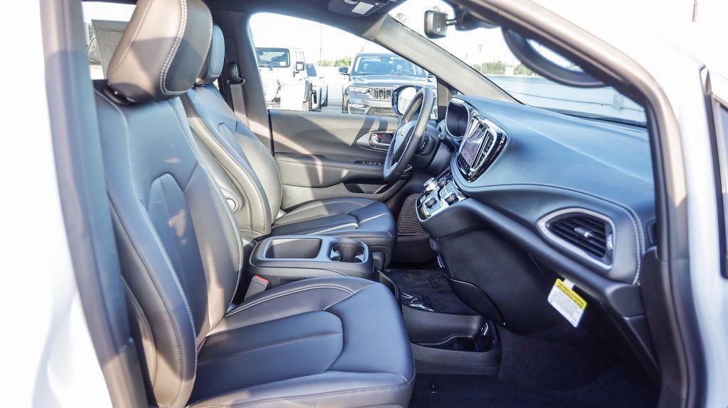 new 2025 Chrysler Pacifica car, priced at $30,067