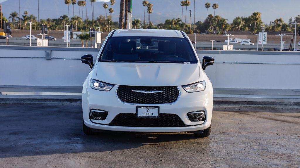 new 2025 Chrysler Pacifica car, priced at $30,067
