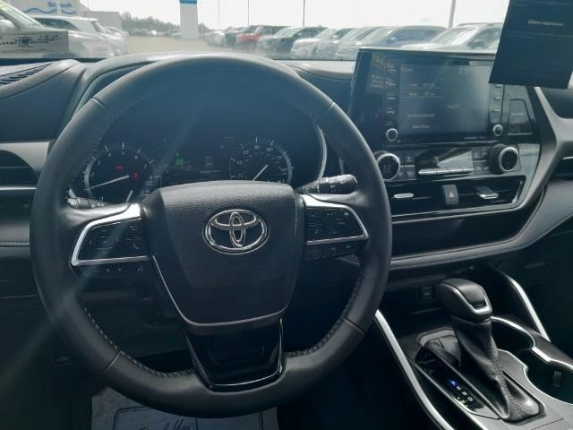 used 2021 Toyota Highlander car, priced at $32,894