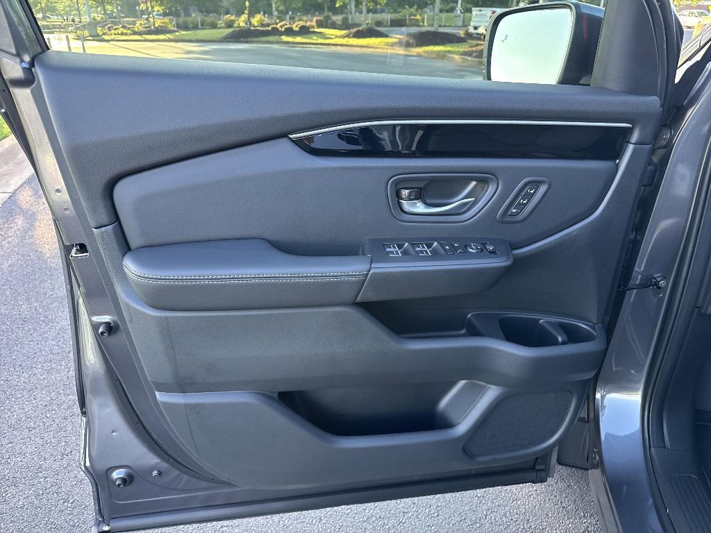 new 2025 Honda Pilot car, priced at $46,018