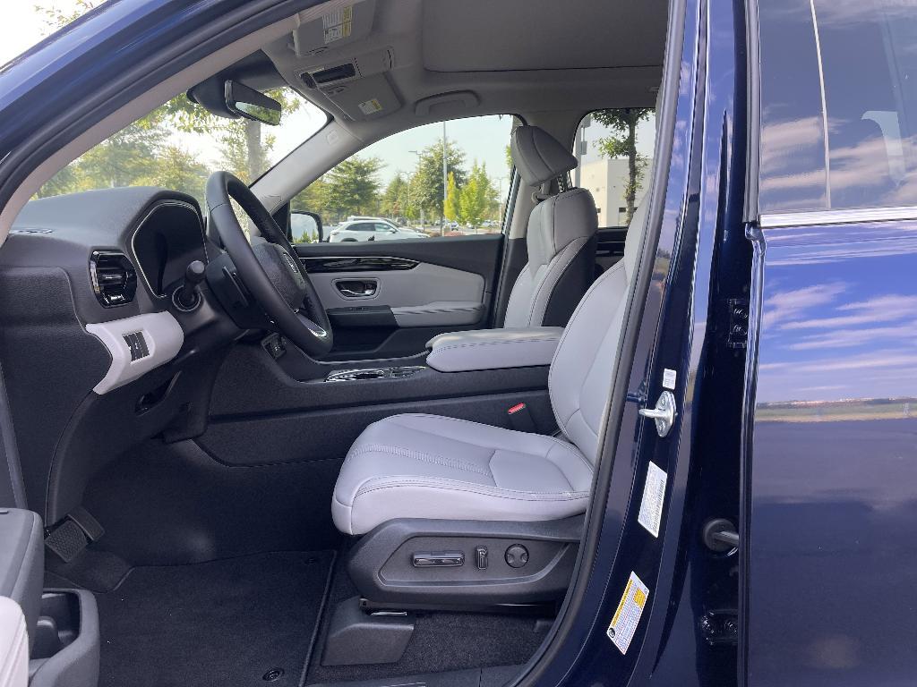 new 2025 Honda Pilot car, priced at $48,106