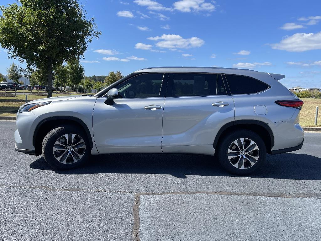 used 2021 Toyota Highlander car, priced at $29,534