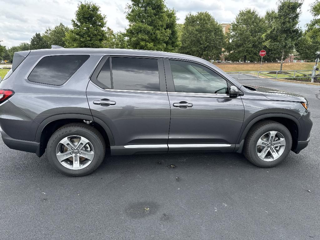 new 2025 Honda Pilot car, priced at $44,298