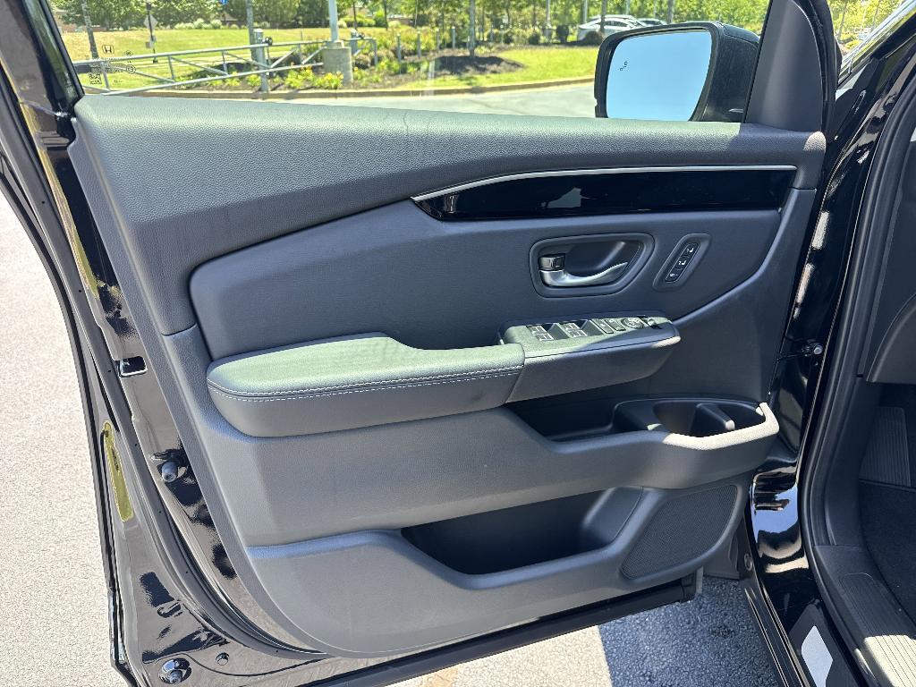 new 2025 Honda Pilot car, priced at $47,635