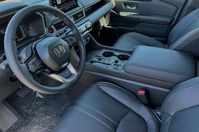 new 2025 Honda Pilot car, priced at $55,715