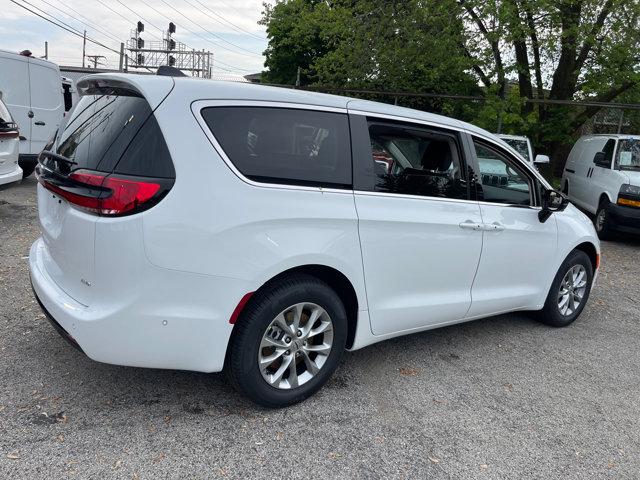 new 2024 Chrysler Pacifica car