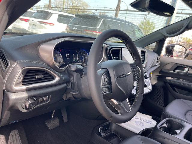 new 2025 Chrysler Pacifica car