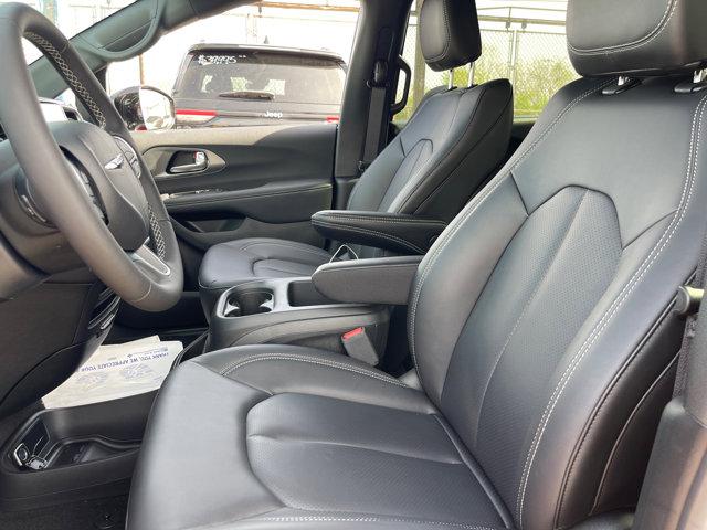 new 2025 Chrysler Pacifica car