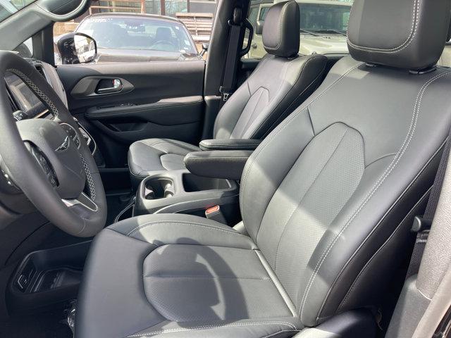 new 2025 Chrysler Pacifica car