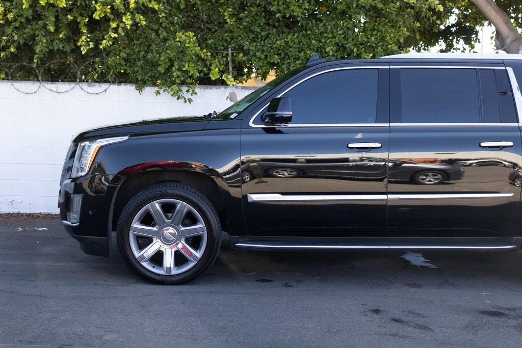 used 2020 Cadillac Escalade ESV car, priced at $38,995