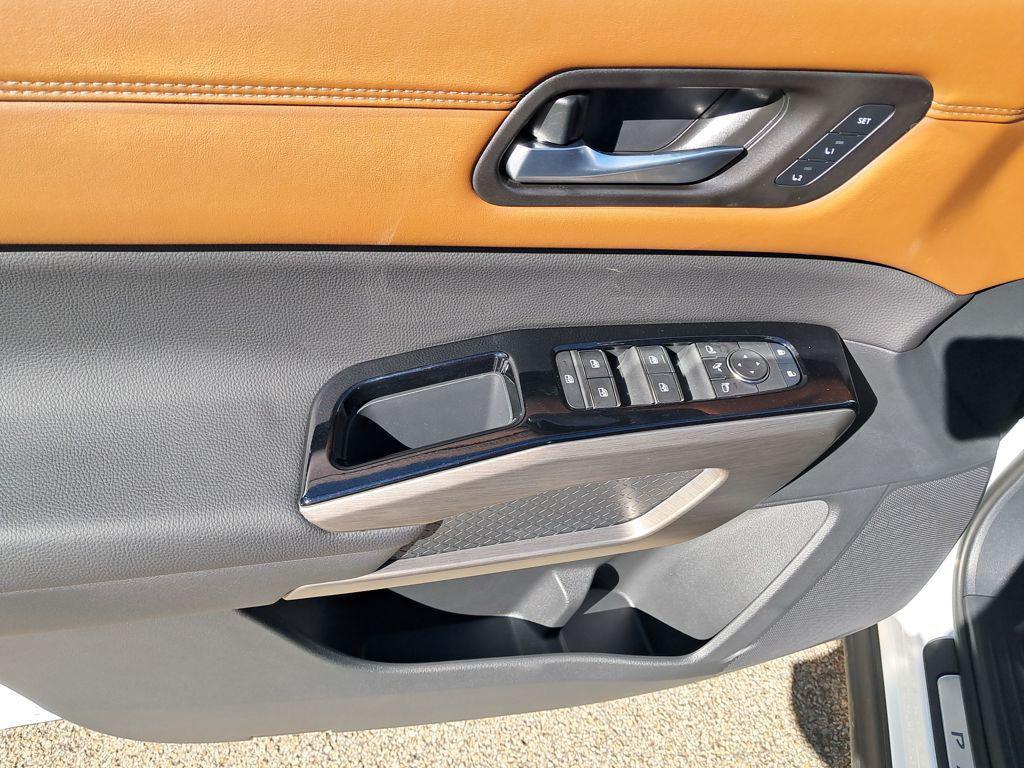 new 2025 Nissan Pathfinder car, priced at $44,824