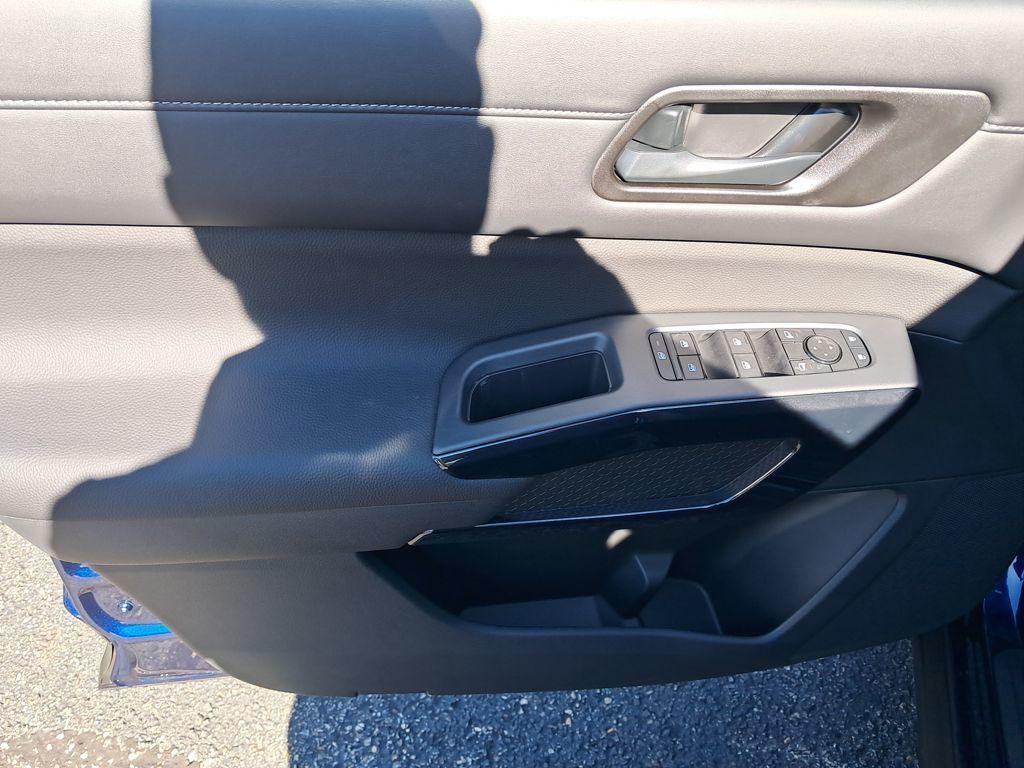 new 2025 Nissan Pathfinder car, priced at $36,704