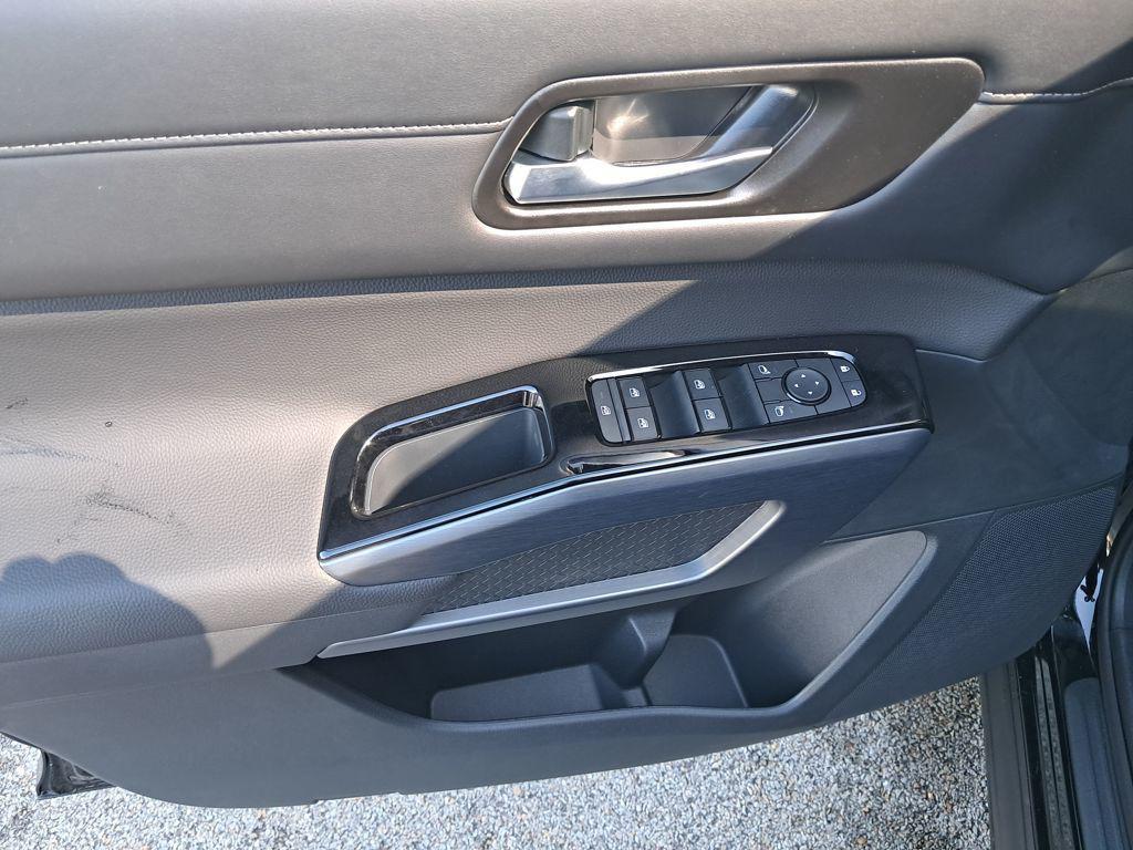 new 2025 Nissan Pathfinder car, priced at $38,269