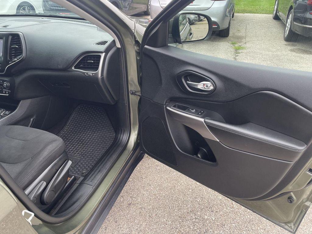 used 2019 Jeep Cherokee car