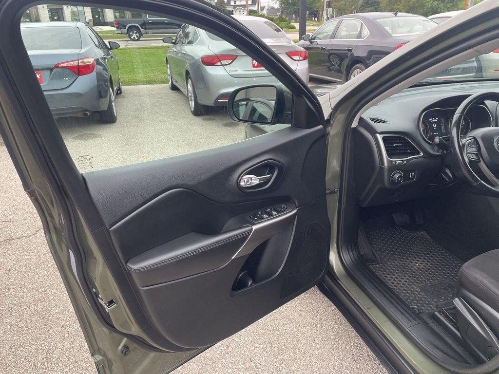 used 2019 Jeep Cherokee car