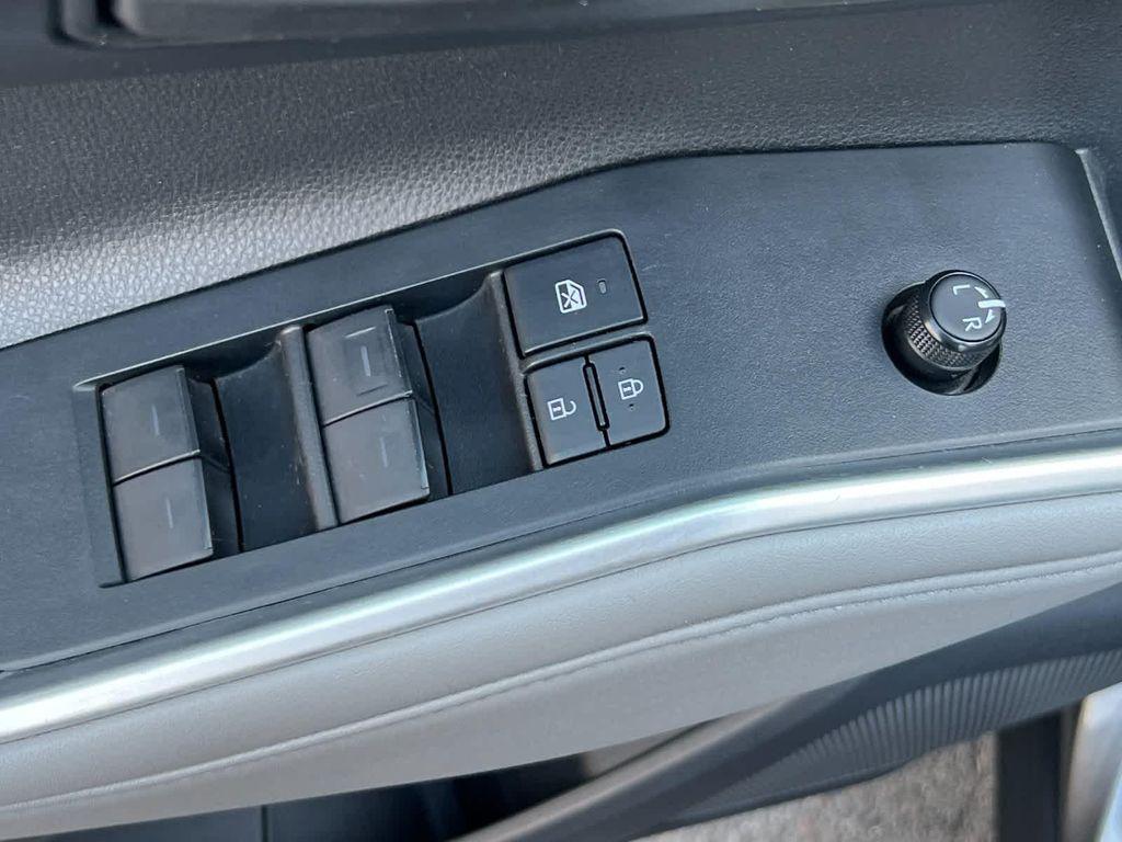 used 2021 Toyota Highlander Hybrid car, priced at $29,990