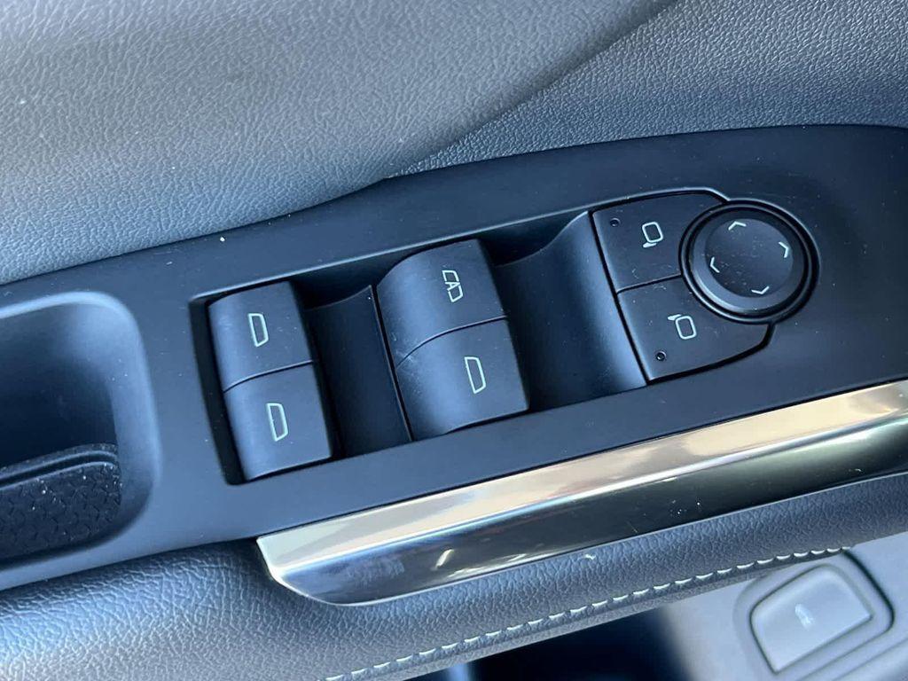 used 2025 Chevrolet Traverse car, priced at $39,994