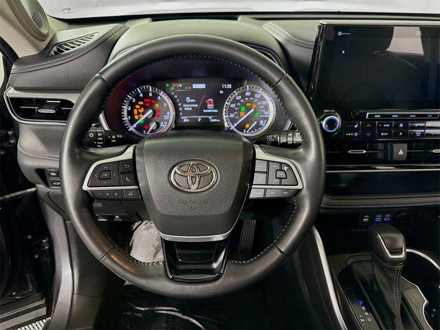 used 2022 Toyota Highlander car, priced at $44,995