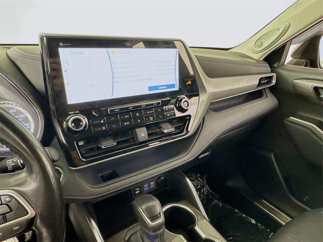 used 2022 Toyota Highlander car, priced at $39,995