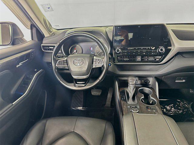 used 2022 Toyota Highlander car, priced at $39,995