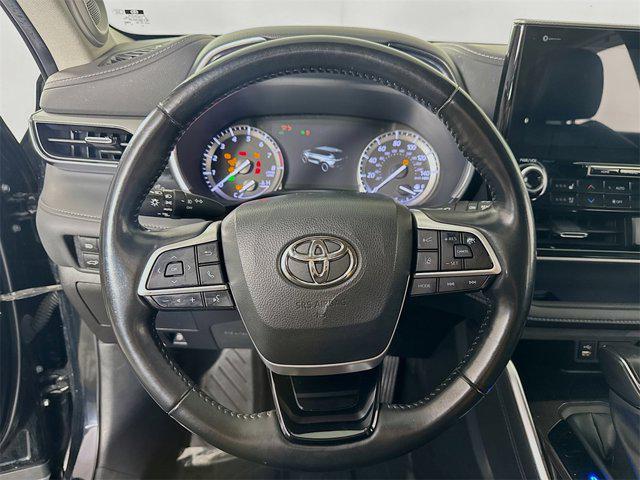 used 2022 Toyota Highlander car, priced at $39,995