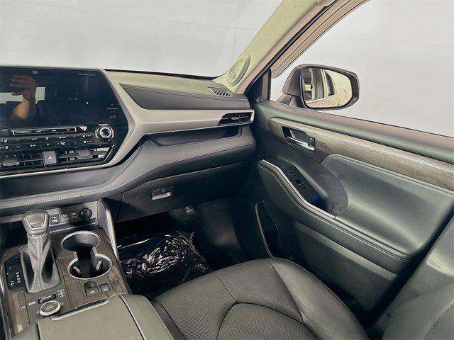 used 2022 Toyota Highlander car, priced at $39,995