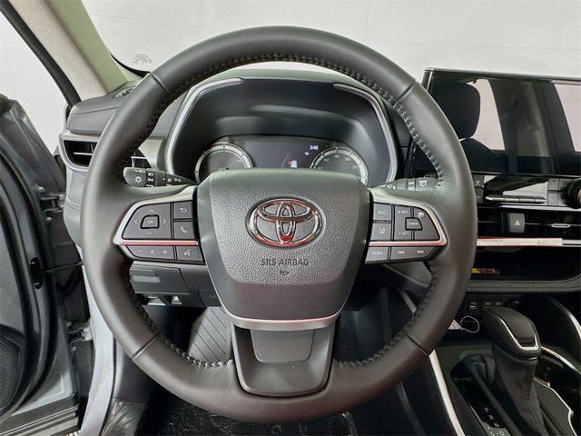 used 2025 Toyota Highlander Hybrid car, priced at $54,995
