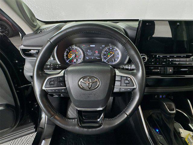 used 2022 Toyota Highlander car, priced at $44,995