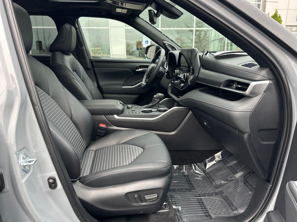 used 2025 Toyota Highlander car, priced at $47,724