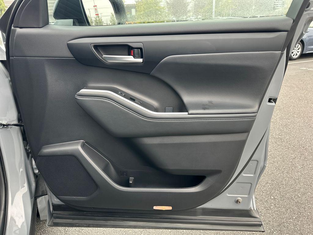 used 2025 Toyota Highlander car, priced at $47,724