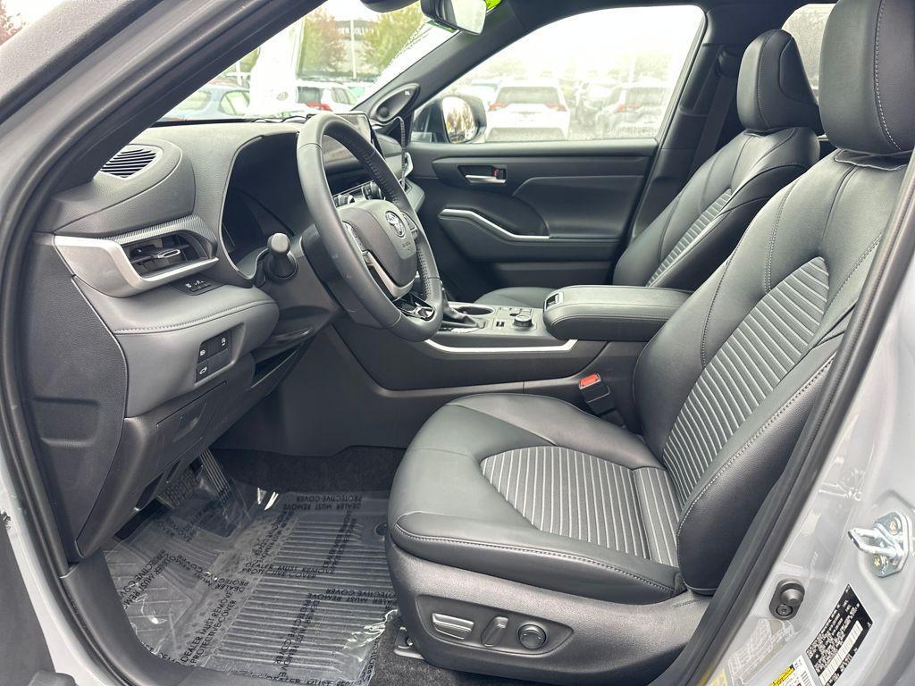 used 2025 Toyota Highlander car, priced at $47,724