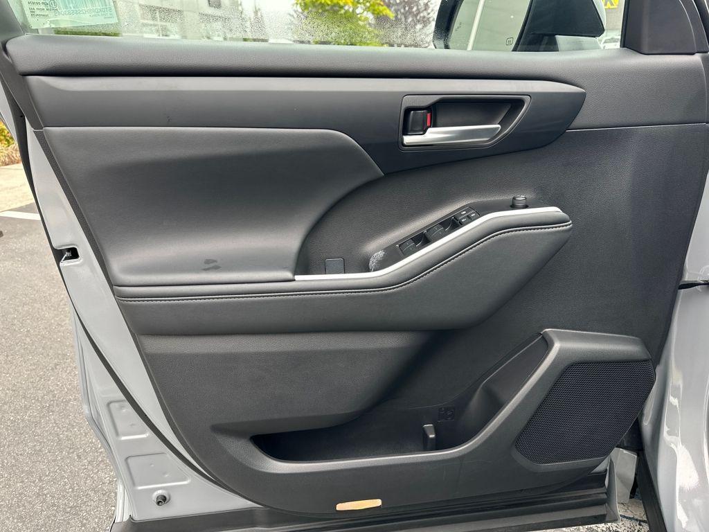 used 2025 Toyota Highlander car, priced at $47,724