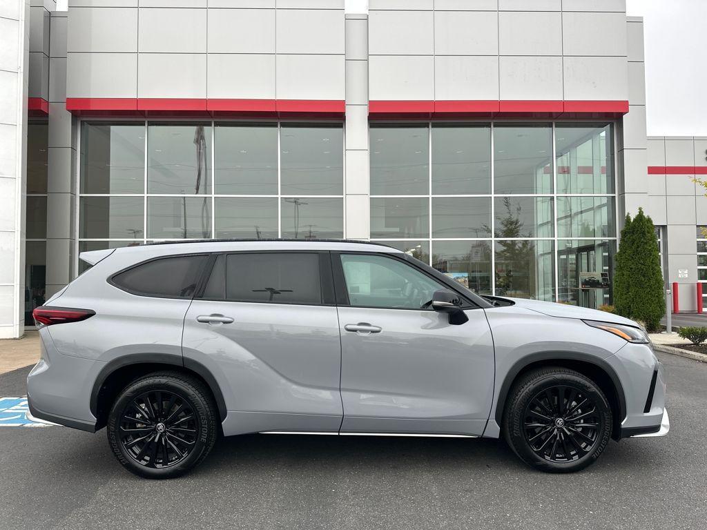 used 2025 Toyota Highlander car, priced at $47,724