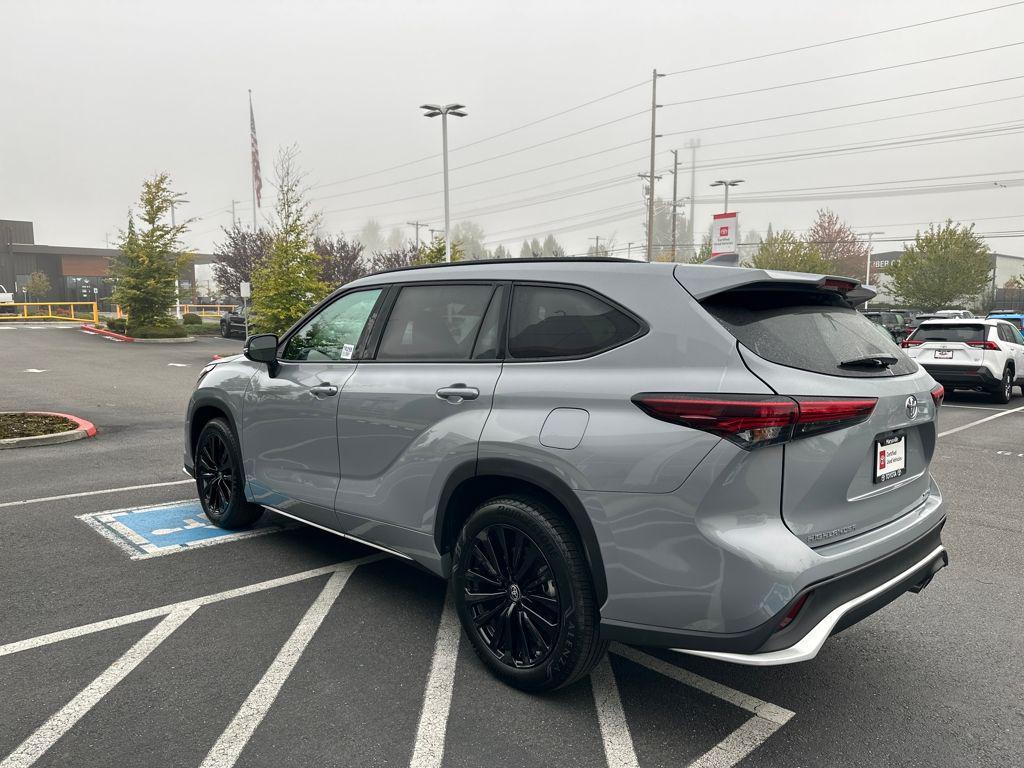 used 2025 Toyota Highlander car, priced at $47,724