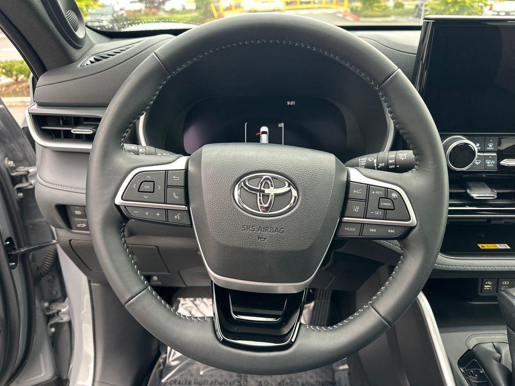used 2025 Toyota Highlander car, priced at $47,724