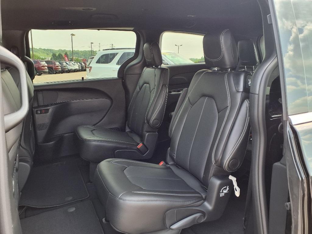 new 2025 Chrysler Pacifica car, priced at $44,677