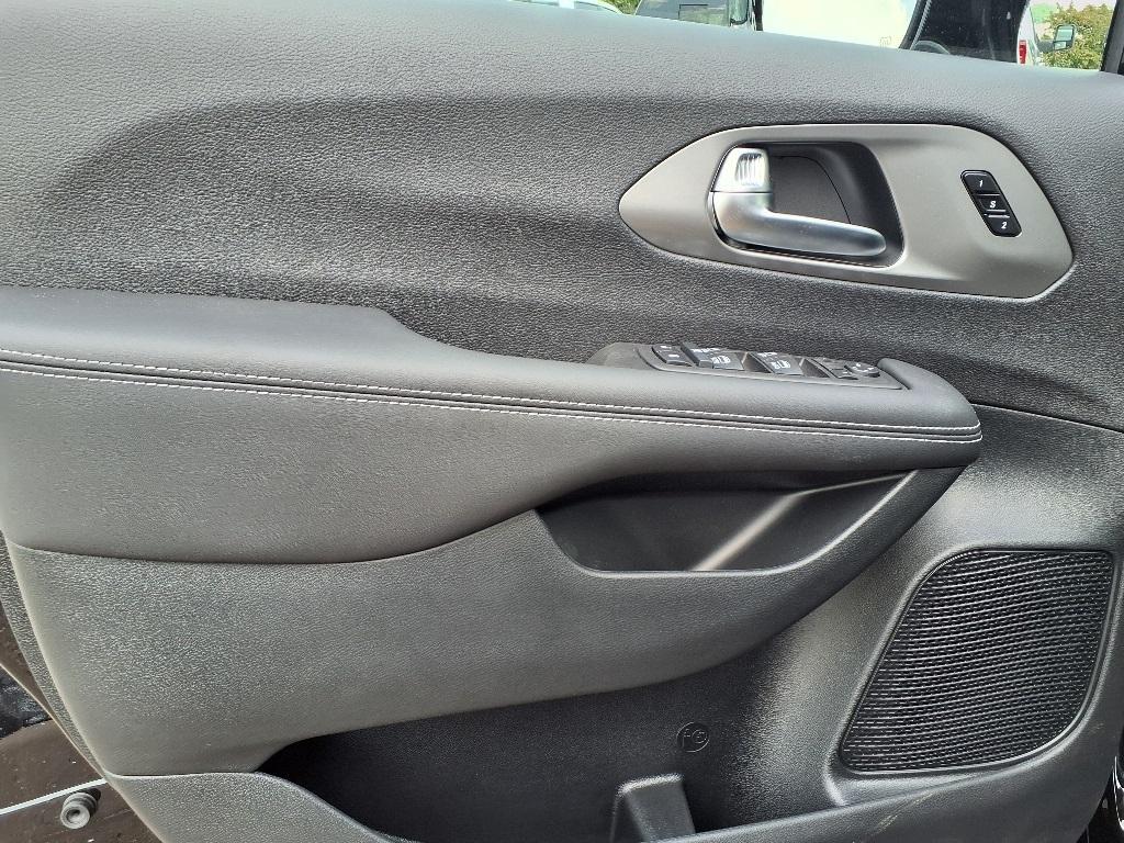 new 2025 Chrysler Pacifica car, priced at $44,677