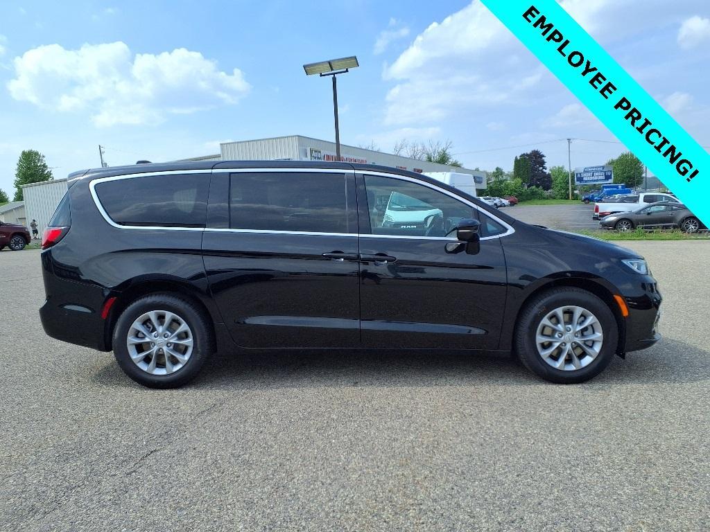 new 2025 Chrysler Pacifica car, priced at $44,677