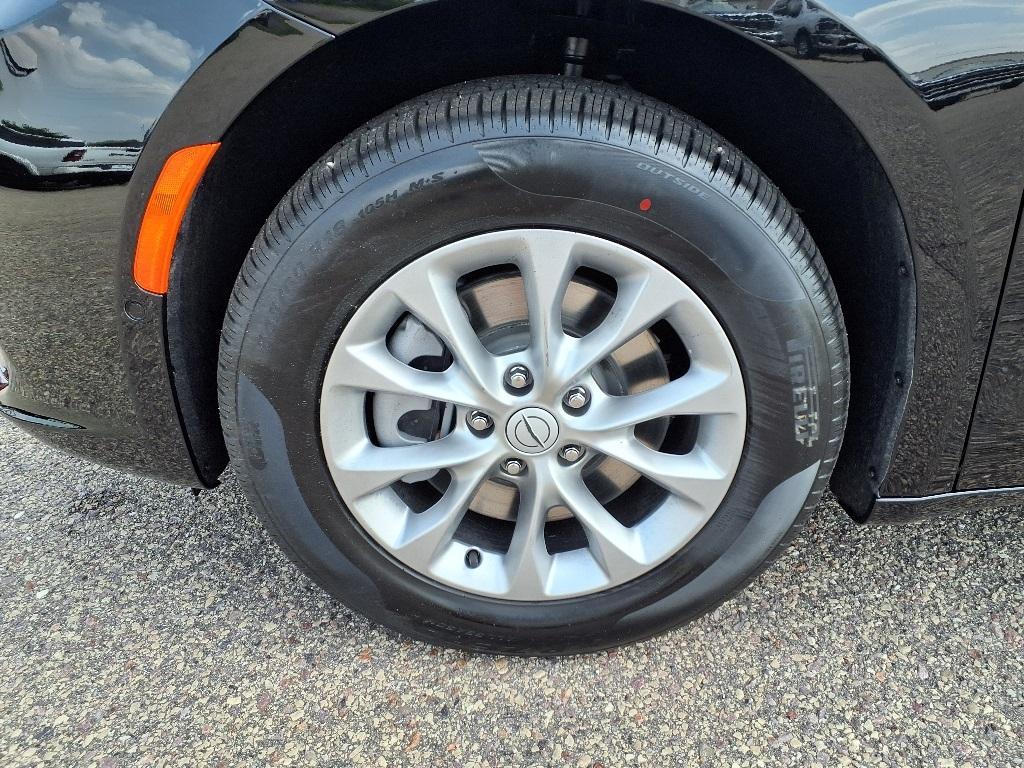 new 2025 Chrysler Pacifica car, priced at $44,677