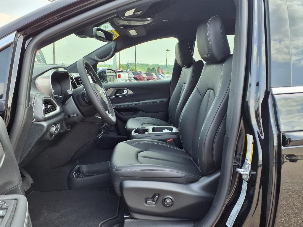 new 2025 Chrysler Pacifica car, priced at $44,677